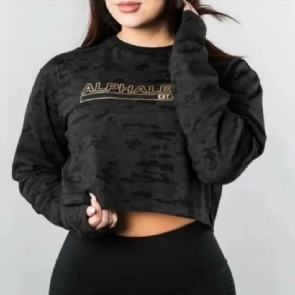 Alphalete Black Camo Cropped Long Sleeve Crop Top
